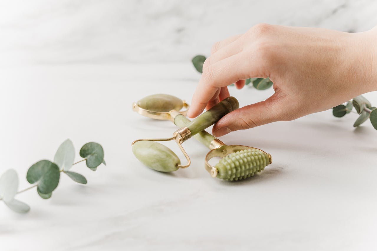 7 Awesome Benefits of Using a Jade Roller